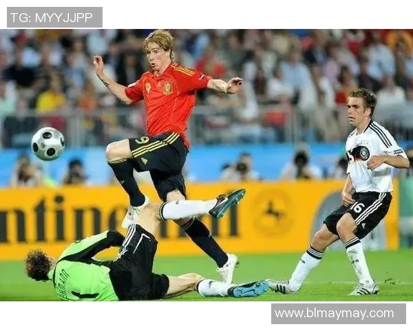 穿越成足球明星的我在绿茵场上书写传奇人生与梦想的故事