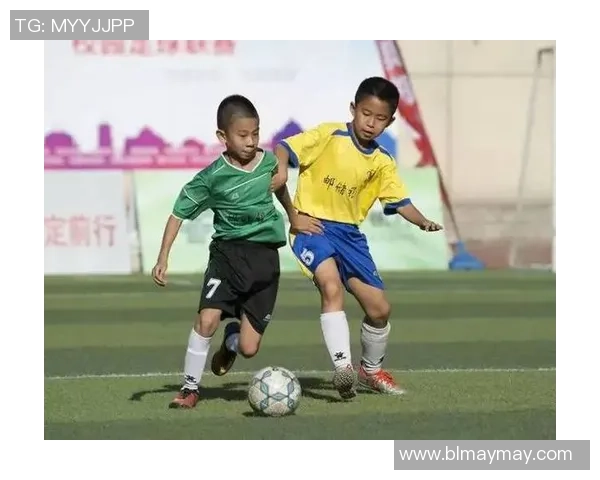 在绿茵场上奔跑的老虎与足球明星的传奇故事